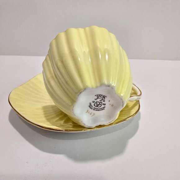 Foley - Buttery Yellow Vintage Ruffled Teacup and Saucer Set - Picture 5 of 7